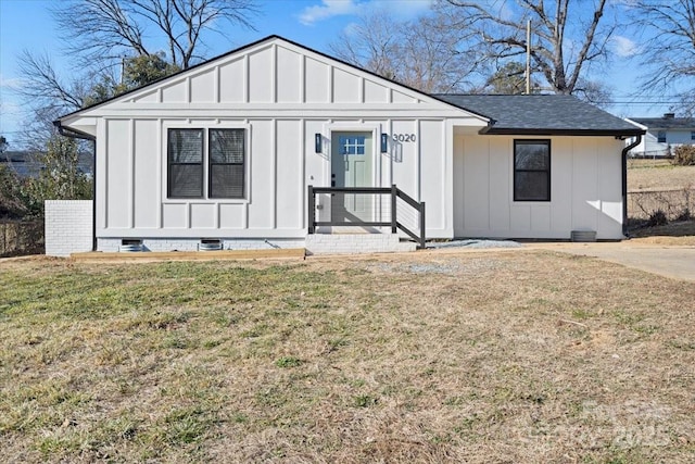 view of front of house with a front lawn