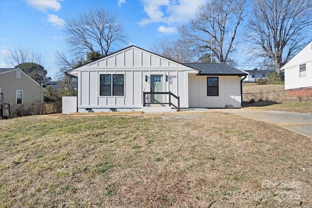 modern inspired farmhouse with a front lawn