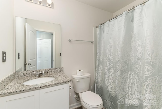 full bath with vanity, toilet, and a shower with curtain