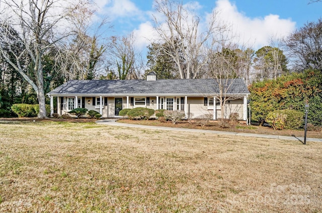 ranch-style home featuring a front lawn