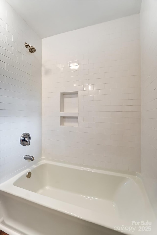 bathroom with tiled shower / bath