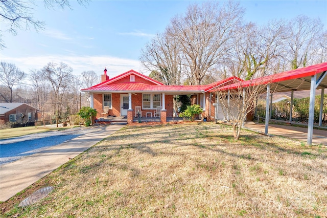 view of front facade with a porch, a carport, and a front yard