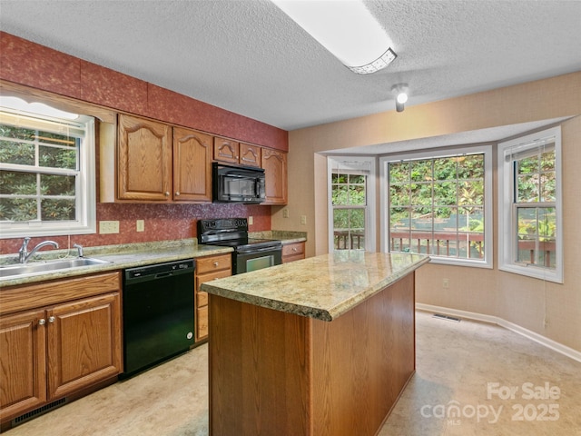 416 Hunters Glen Ln, Hendersonville, NC 28739 - kitchen with visible vents, a sink, a textured ceiling, and black appliances