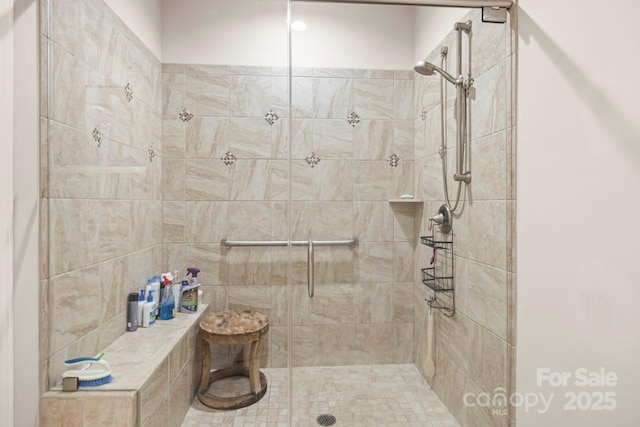 bathroom featuring a tile shower