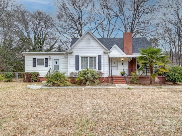 view of front of property featuring a front lawn