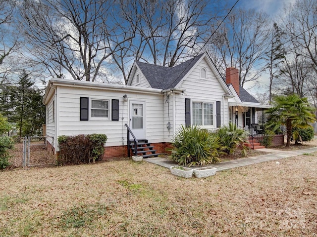 view of front of property featuring a front lawn