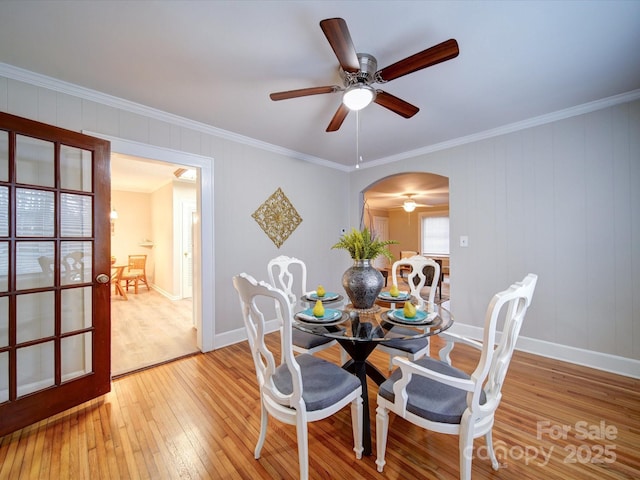 dining area featuring ceiling fan, ornamental molding, and light hardwood / wood-style floors