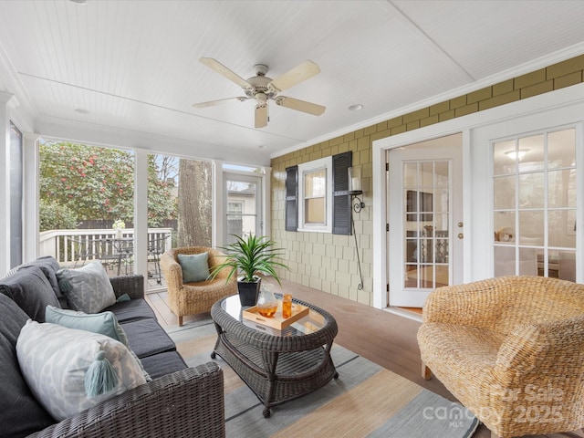 sunroom with ceiling fan