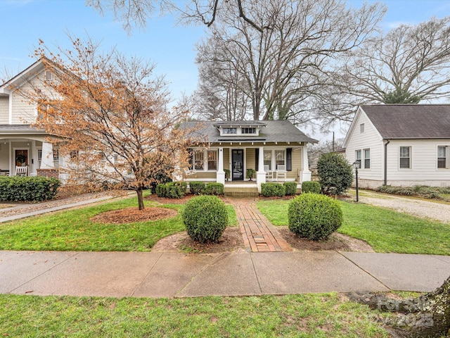 view of front facade featuring a porch and a front yard