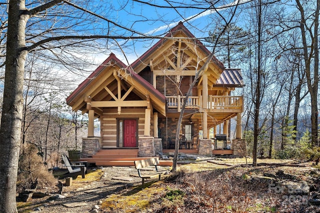 view of front of home featuring a balcony