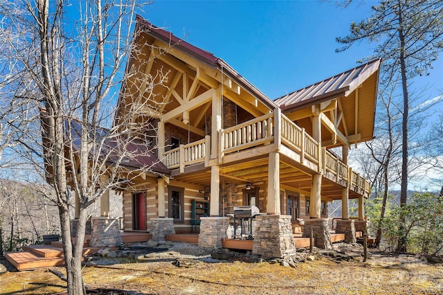 view of front of property featuring a balcony