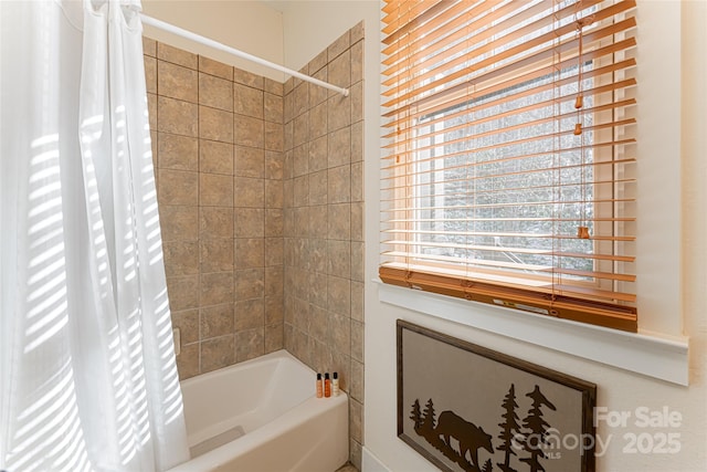 bathroom featuring shower / bath combo