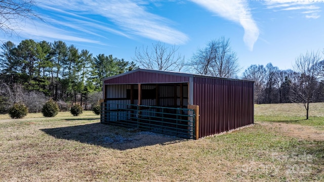 view of pole building featuring a yard