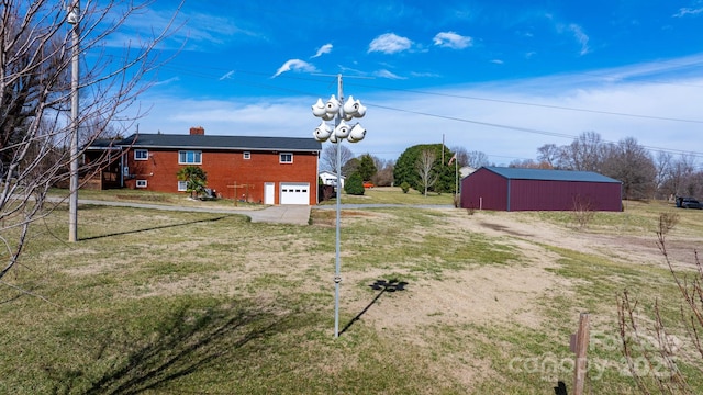 view of yard with driveway