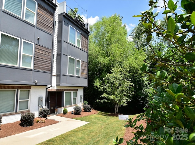 7020 Loso Commons Way, Charlotte, NC 28217 - view of green lawn