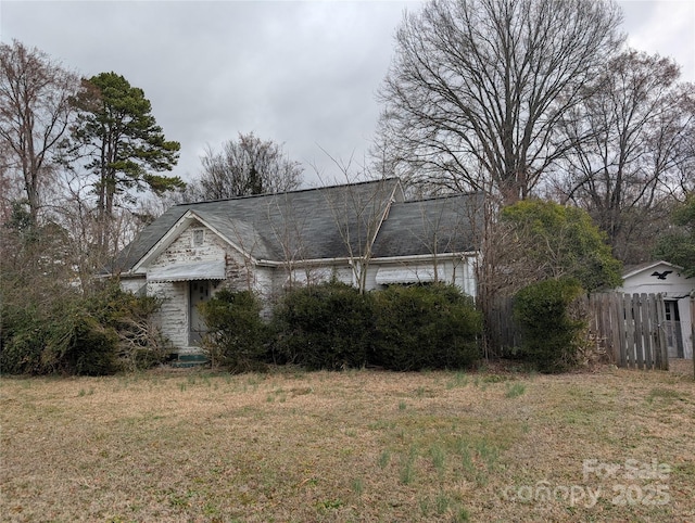 view of front of home with a front yard