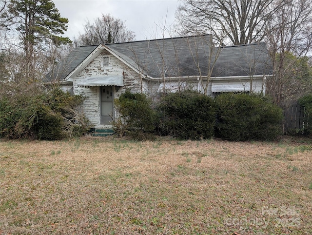 view of front of home featuring a front lawn