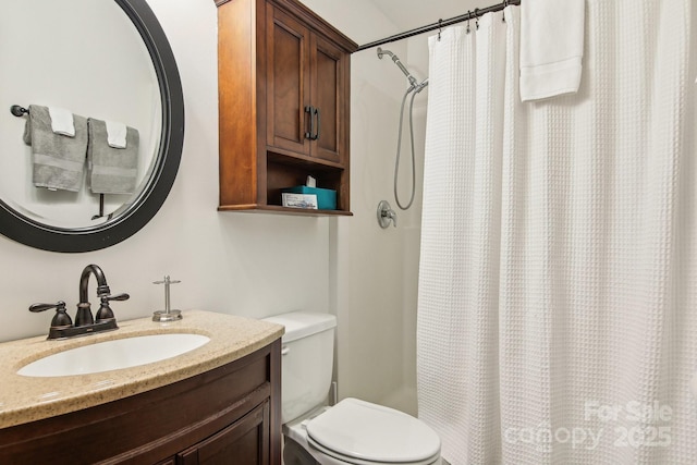 bathroom featuring a shower with shower curtain, vanity, and toilet