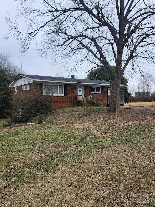 ranch-style house featuring a front lawn