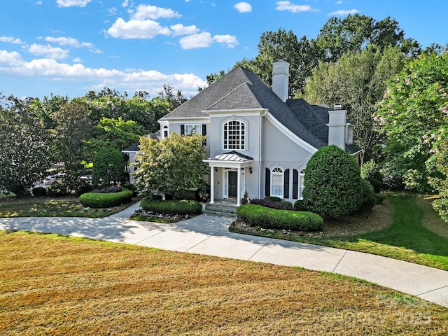 view of front of home featuring a front yard