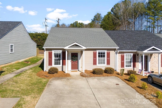 view of front of home featuring a front lawn