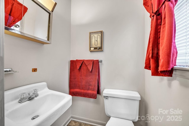 bathroom featuring toilet and sink