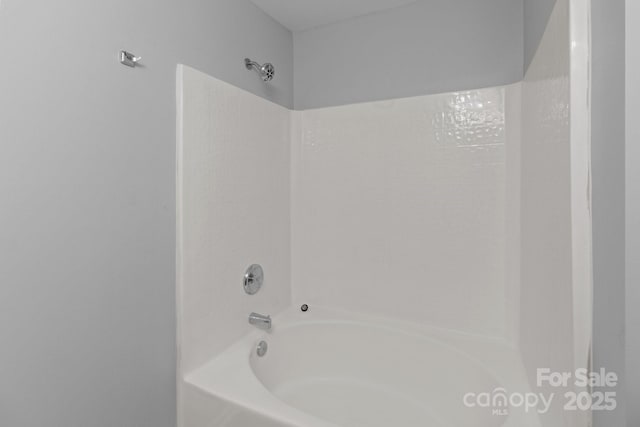 bathroom with bathtub / shower combination