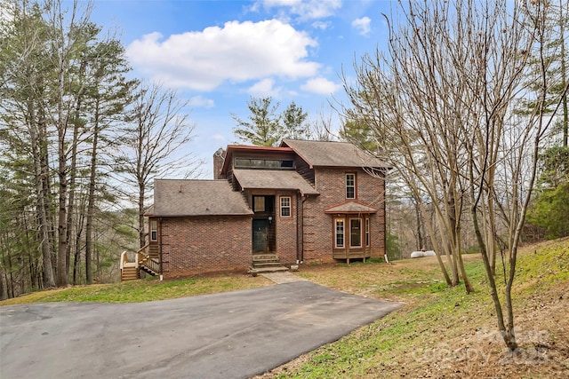 view of front of house featuring a front lawn