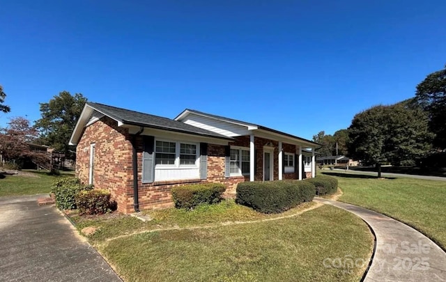 single story home with a front yard