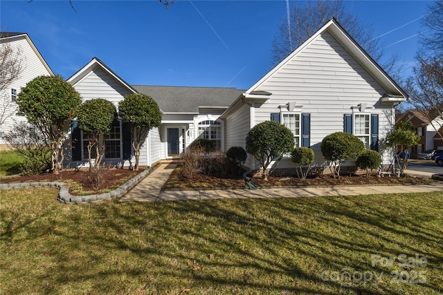 view of front of property featuring a front lawn