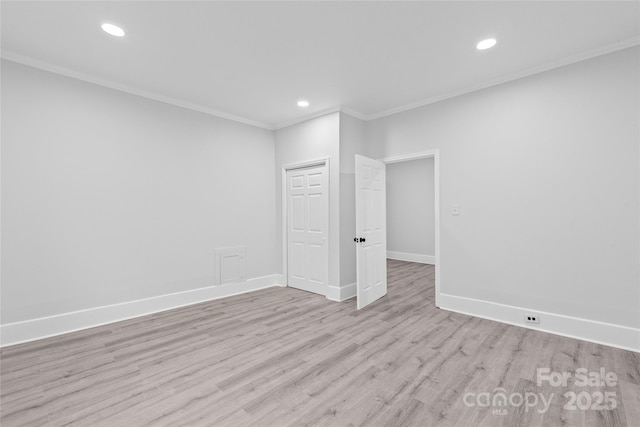 unfurnished room with crown molding and light hardwood / wood-style floors