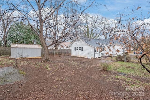 view of yard featuring a storage shed