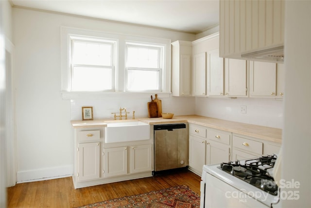 kitchen with white gas stove, dark wood-style flooring, a sink, light countertops, and dishwasher