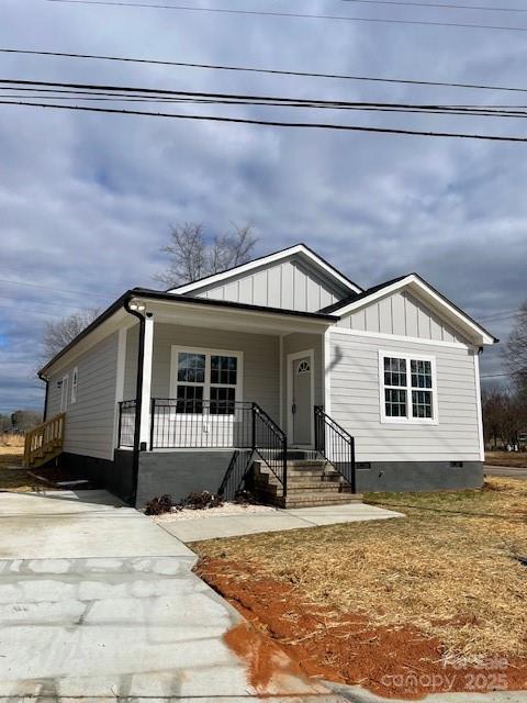 view of front of property featuring a porch