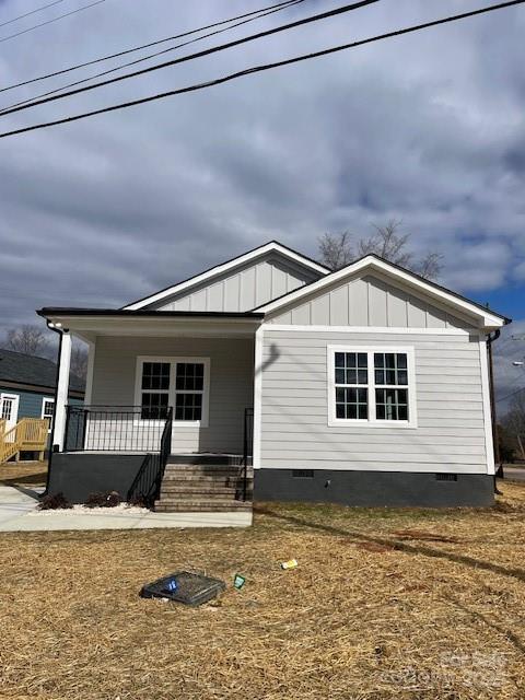 view of front of property featuring covered porch