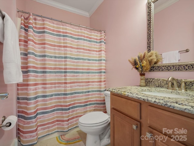 full bathroom featuring toilet, a shower with curtain, ornamental molding, and vanity