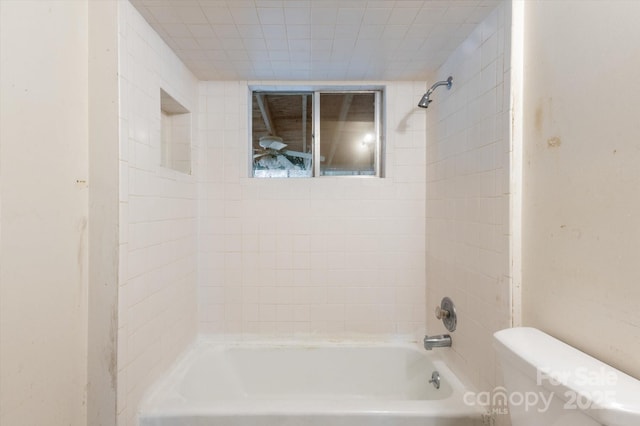 bathroom with tiled shower / bath and toilet