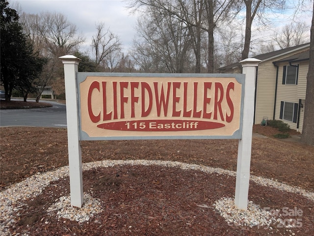 view of community / neighborhood sign