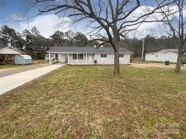 single story home featuring a front lawn