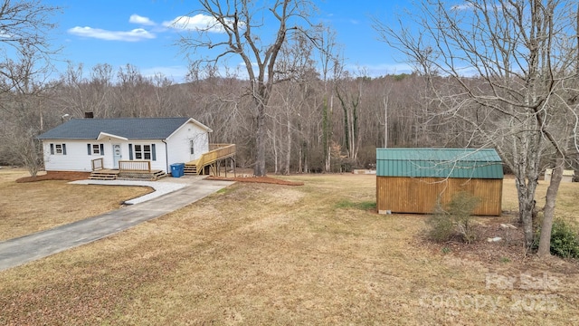 view of yard featuring a storage unit