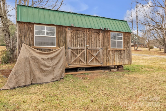 view of outdoor structure featuring a yard