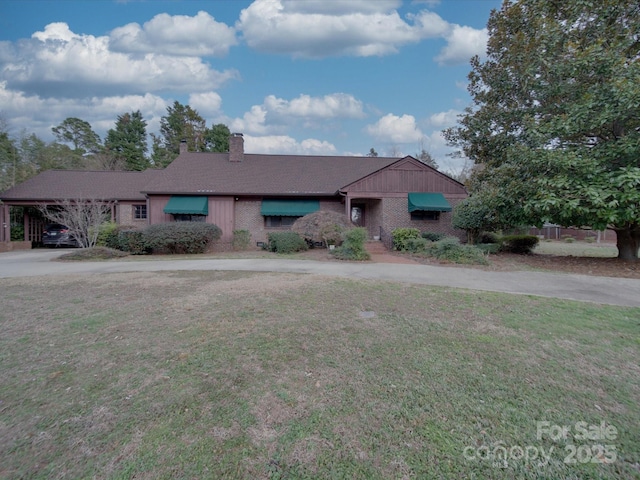 single story home with a front lawn