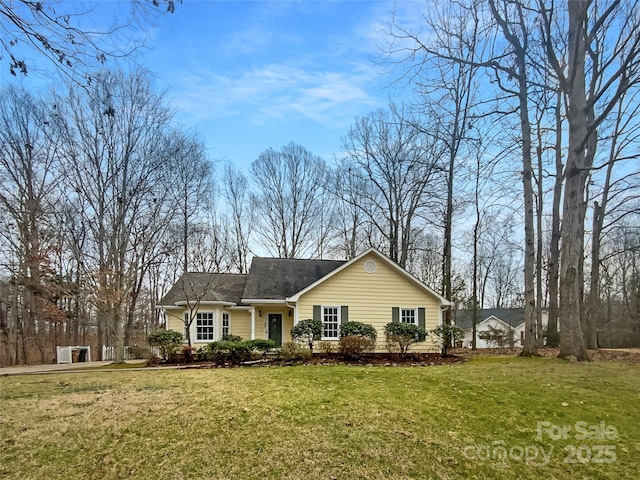 ranch-style home featuring a front lawn