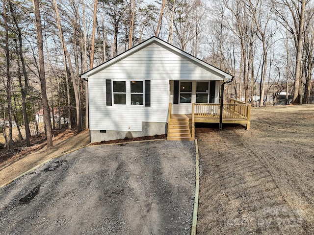view of front of property featuring crawl space