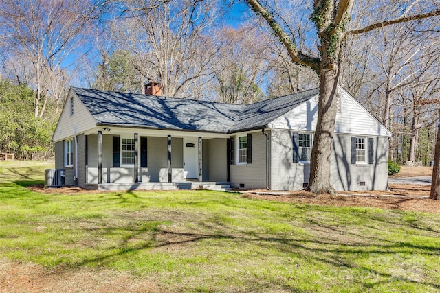 ranch-style house featuring covered porch and a front lawn