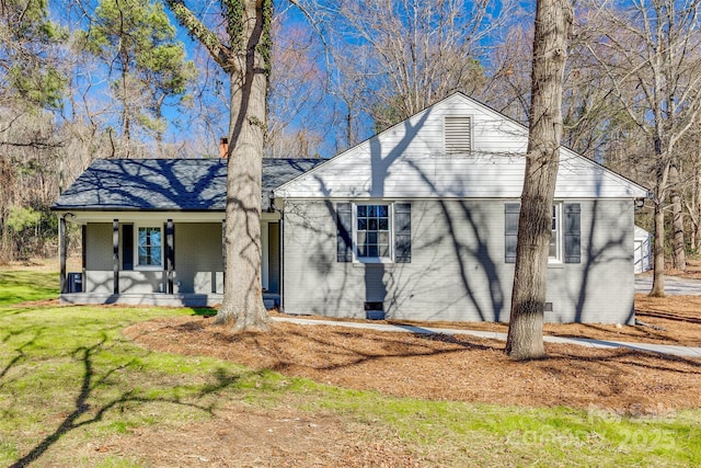 view of front facade featuring a front yard and covered porch