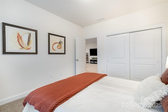 bedroom featuring carpet floors and a closet