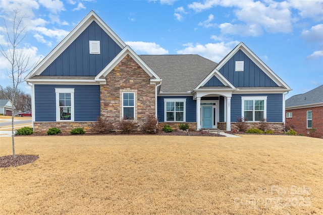 craftsman house with a front lawn