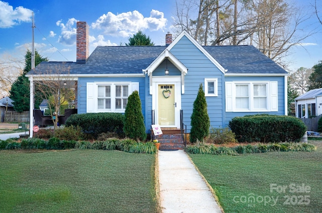 bungalow featuring a front lawn