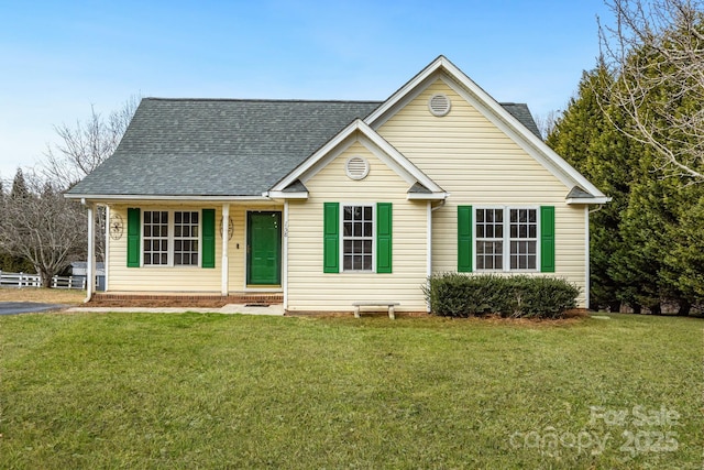 view of front of property featuring a front yard